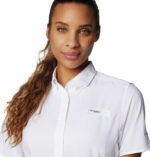 a women wearing a white PFG Tamiami II Short Sleeve Shirt