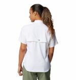 a women wearing a white PFG Tamiami II Short Sleeve Shirt