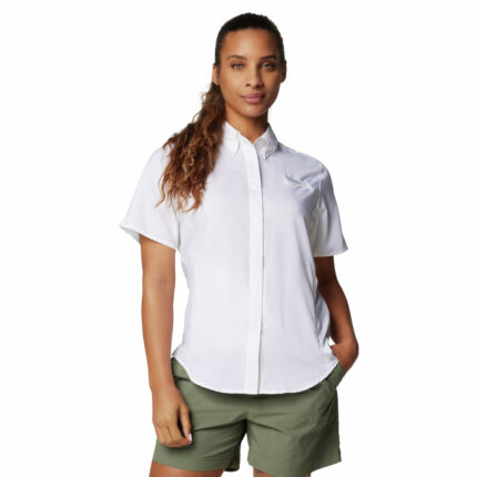 a women wearing a white PFG Tamiami II Short Sleeve Shirt