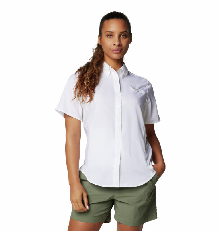 a women wearing a white PFG Tamiami II Short Sleeve Shirt