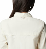 a women wearing a white Silver Ridge 3.0 Long Sleeve Shirt