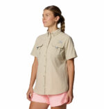 A women wearing a brown short sleeve shirt