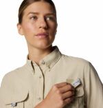 A women wearing a brown short sleeve shirt