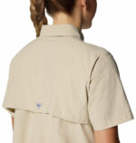 A women wearing a brown short sleeve shirt