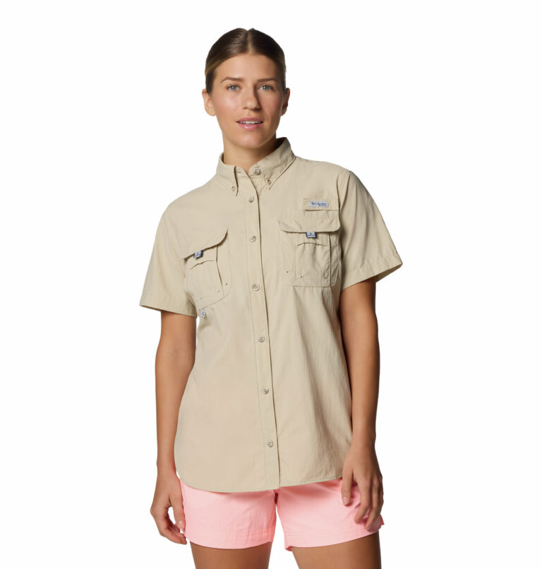 A women wearing a brown short sleeve shirt