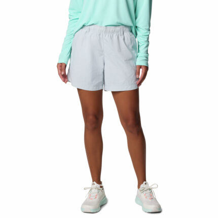A women wearing grey shorts