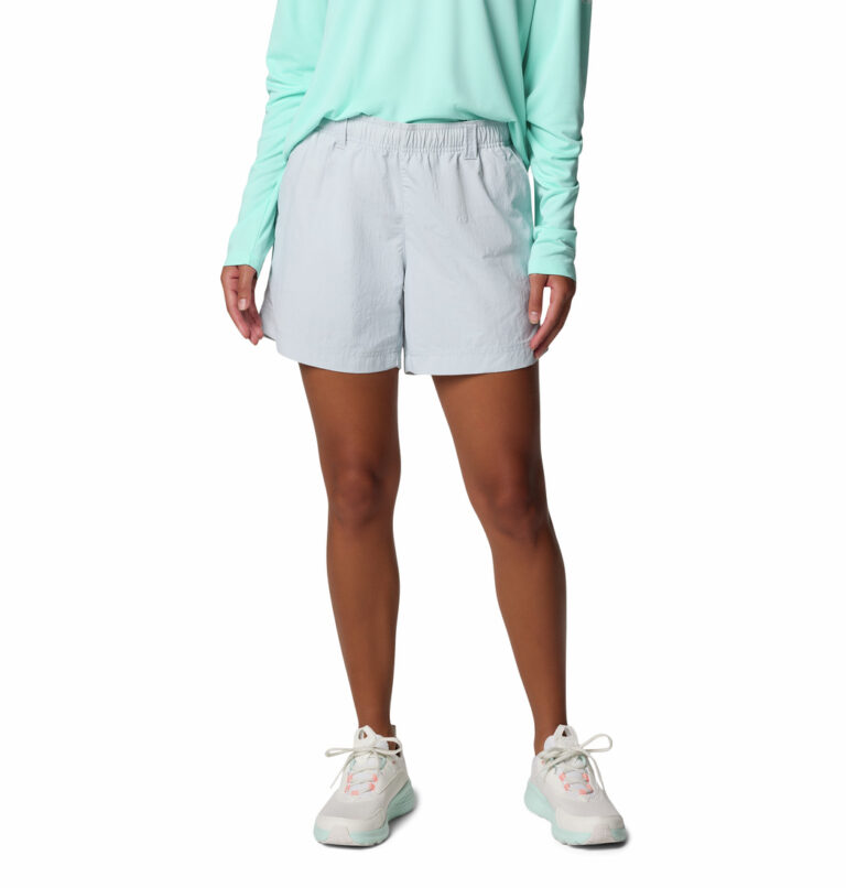 A women wearing grey shorts