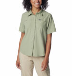 A Women wearing a brown short sleeve shirt