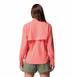 A women wearing a pink long sleeve shirt