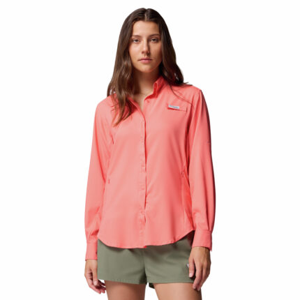 A women wearing a pink long sleeve shirt