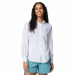 a women wearing a white PFG Tamiami II Long Sleeve Shirt