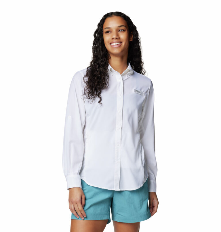 a women wearing a white PFG Tamiami II Long Sleeve Shirt