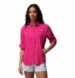 a women wearing a pink PFG Tamiami Long Sleeve Shirt
