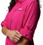 a women wearing a pink PFG Tamiami Long Sleeve Shirt