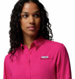 a women wearing a pink PFG Tamiami Long Sleeve Shirt