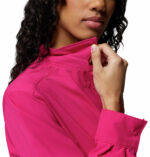 a women wearing a pink PFG Tamiami Long Sleeve Shirt