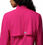 a women wearing a pink PFG Tamiami Long Sleeve Shirt