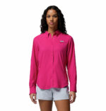 a women wearing a pink PFG Tamiami Long Sleeve Shirt