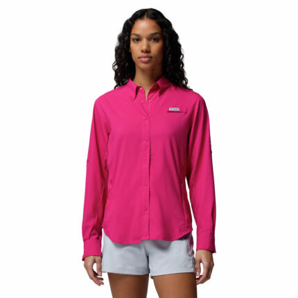 a women wearing a pink PFG Tamiami Long Sleeve Shirt