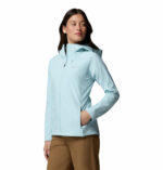 a women wearing a blue Trailborne Softshell Jacket