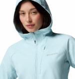 a women wearing a blue Trailborne Softshell Jacket