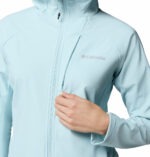 a women wearing a blue Trailborne Softshell Jacket