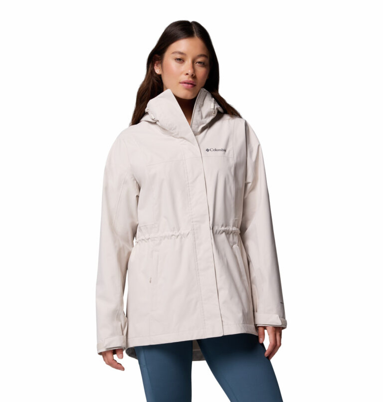 a women wearing a beige Hikebound II Long Jacket
