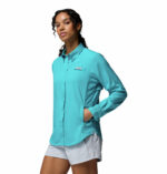 a women wearing a PFG Tamiami II Long Sleeve Shirt