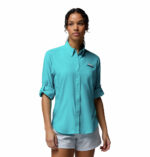 a women wearing a PFG Tamiami II Long Sleeve Shirt