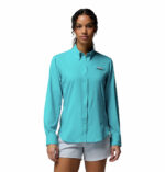 a women wearing a PFG Tamiami II Long Sleeve Shirt