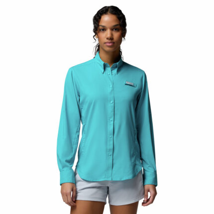 a women wearing a PFG Tamiami II Long Sleeve Shirt