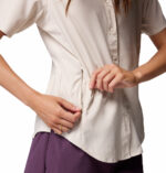 a women wearing a PFG Tamiami II Short Sleeve Shirt
