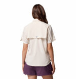 a women wearing a PFG Tamiami II Short Sleeve Shirt
