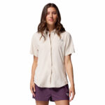 a women wearing a PFG Tamiami II Short Sleeve Shirt