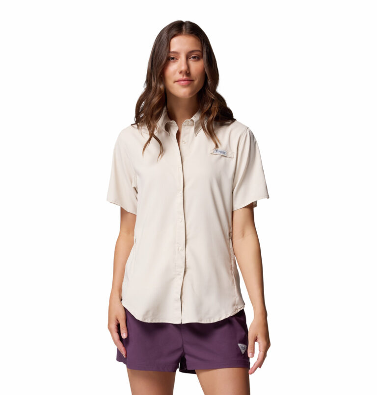 a women wearing a PFG Tamiami II Short Sleeve Shirt