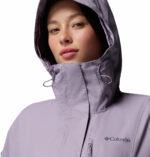 a women wearing a purple Hikebound II Jacket
