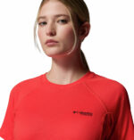 a women wearing a red Driventure Short Sleeve Shirt