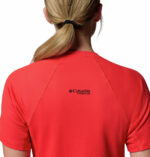 a women wearing a red Driventure Short Sleeve Shirt