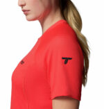 a women wearing a red Driventure Short Sleeve Shirt