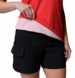 a women wearing a red Driventure Short Sleeve Shirt