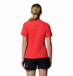 a women wearing a red Driventure Short Sleeve Shirt