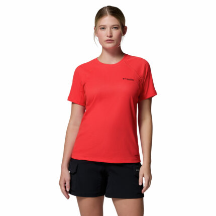 a women wearing a red Driventure Short Sleeve Shirt