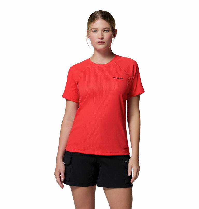 a women wearing a red Driventure Short Sleeve Shirt