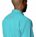 a man wearing a Skiff Guide II Long Sleeve Shirt